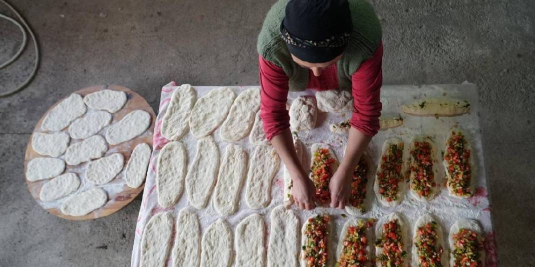 Burada pide ve ekmek önemli bir kültür! Tüm köylü toplanıyor, el birliğiyle yapılıyor: 30 taş fırından biri mutlaka yanıyor 1